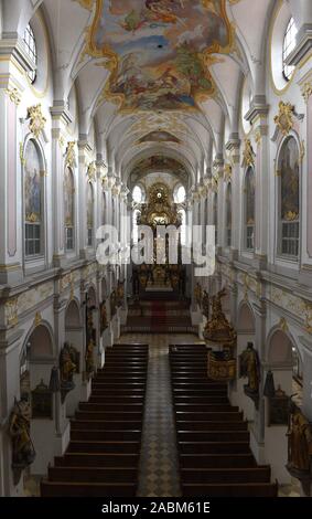 Vista della navata centrale e l'altare maggiore di San Pietro a Monaco di Baviera. [Traduzione automatizzata] Foto Stock