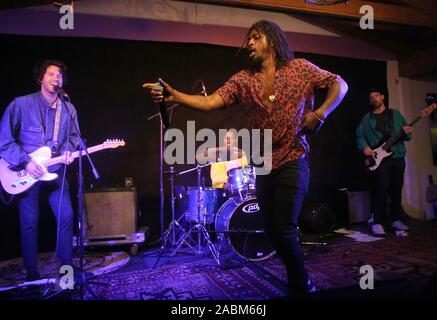 MALIBU, CA - 27 novembre: Shwayze, a Shwayze Casa per le vacanze Live dal Malibu a Casa Escobar in Malibu, la California il 27 novembre 2019. Credit Faye Sadou/MediaPunch Foto Stock