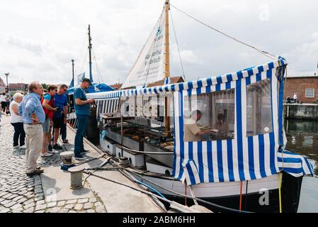 Wismar, Germania - 2 Agosto 2019: con pesce appena pescato in barche da pesca nel vecchio porto di Hansa. Foto Stock