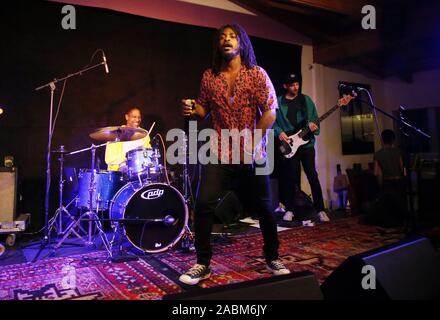 MALIBU, CA - 27 novembre: Shwayze, a Shwayze Casa per le vacanze Live dal Malibu a Casa Escobar in Malibu, la California il 27 novembre 2019. Credit Faye Sadou/MediaPunch Foto Stock