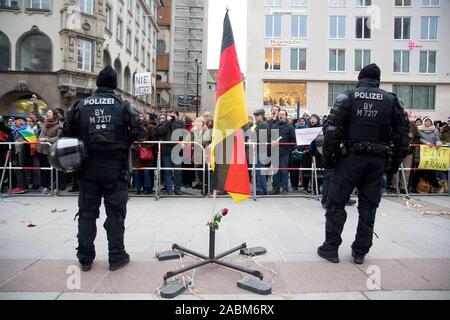 PEGIDA dimostrazione e dimostrazione del contatore a Monaco di Baviera. [Traduzione automatizzata] Foto Stock