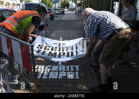 La corsa "chrittempo' è al punto i ciclisti in Gräfelfing con il nuovo uso condiviso del marciapiede ad una velocità adeguata attenzione. [Traduzione automatizzata] Foto Stock