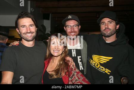 MALIBU, CA - 27 novembre: Brandon Jenner, Jane Seymour, Sean Flynn, Brody Jenner, a Shwayze Casa per le vacanze Live dal Malibu a Casa Escobar in Malibu, la California il 27 novembre 2019. Credit Faye Sadou/MediaPunch Foto Stock