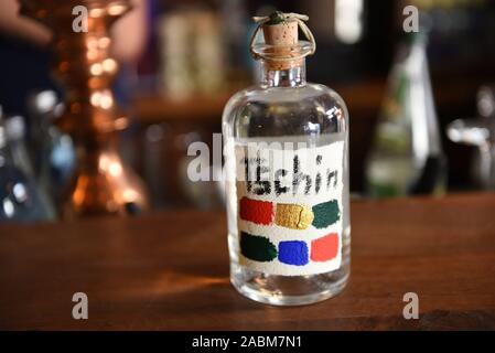 Happy Hour Nella Piccola Gru Un Bar In Neureutherstrasse A Monaco Di Baviera Maxvorstadt Che Incanta Con La Sua 60s Soggiorno Di Charme Traduzione Automatizzata Foto Stock Alamy