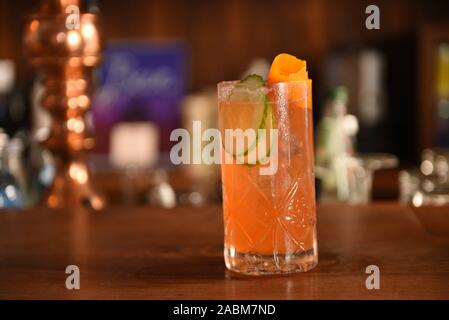 Happy Hour Nella Piccola Gru Un Bar In Neureutherstrasse A Monaco Di Baviera Maxvorstadt Che Incanta Con La Sua 60s Soggiorno Di Charme Traduzione Automatizzata Foto Stock Alamy