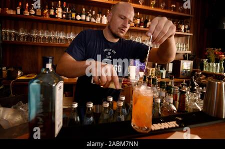 Happy Hour Nella Piccola Gru Un Bar In Neureutherstrasse A Monaco Di Baviera Maxvorstadt Che Incanta Con La Sua 60s Soggiorno Di Charme Traduzione Automatizzata Foto Stock Alamy