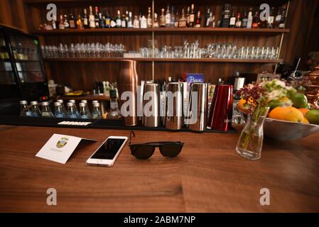 Happy Hour Nella Piccola Gru Un Bar In Neureutherstrasse A Monaco Di Baviera Maxvorstadt Che Incanta Con La Sua 60s Soggiorno Di Charme Traduzione Automatizzata Foto Stock Alamy