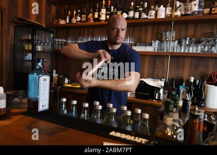 Happy Hour Nella Piccola Gru Un Bar In Neureutherstrasse A Monaco Di Baviera Maxvorstadt Che Incanta Con La Sua 60s Soggiorno Di Charme Traduzione Automatizzata Foto Stock Alamy