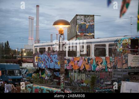 Un graffiti-spruzzata scartato carro ferroviario in Thiel premicorda sul vecchio cantiere di bestiame motivi. In background spruzzata contenitori e impianti industriali. [Traduzione automatizzata] Foto Stock