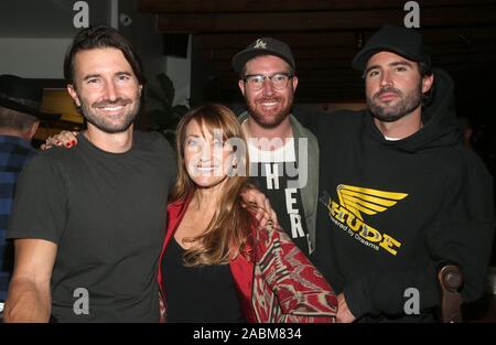 MALIBU, CA - 27 novembre: Brandon Jenner, Jane Seymour, Sean Flynn, Brody Jenner, a Shwayze Casa per le vacanze Live dal Malibu a Casa Escobar in Malibu, la California il 27 novembre 2019. Credit Faye Sadou/MediaPunch Foto Stock