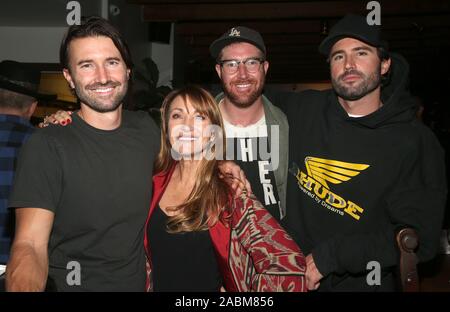 MALIBU, CA - 27 novembre: Brandon Jenner, Jane Seymour, Sean Flynn, Brody Jenner, a Shwayze Casa per le vacanze Live dal Malibu a Casa Escobar in Malibu, la California il 27 novembre 2019. Credit Faye Sadou/MediaPunch Foto Stock