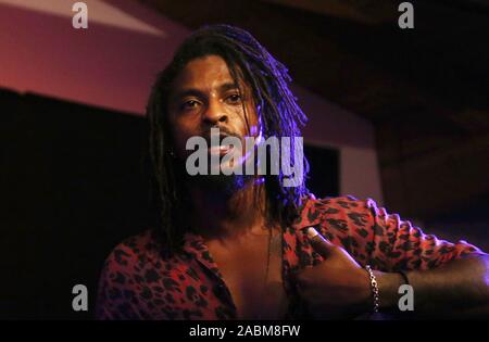 MALIBU, CA - 27 novembre: Shwayze, a Shwayze Casa per le vacanze Live dal Malibu a Casa Escobar in Malibu, la California il 27 novembre 2019. Credit Faye Sadou/MediaPunch Foto Stock