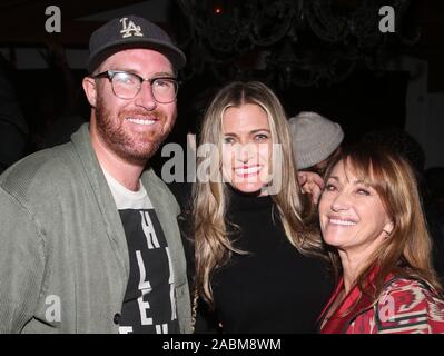 MALIBU, CA - 27 novembre: Sean Flynn, Jane Seymour, Guest a Shwayze Casa per le vacanze Live dal Malibu a Casa Escobar in Malibu, la California il 27 novembre 2019. Credit Faye Sadou/MediaPunch Foto Stock