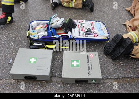 Con i servizi di soccorso dei Vigili del fuoco, soccorsi di emergenza e forze di polizia durante un disastro esercizio di controllo (collisione simulata di treno e bus a causa di un segnale di interferenza) in Unterschleissheim. [Traduzione automatizzata] Foto Stock