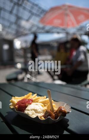 Il cibo è disponibile in grandi strutture per il tempo libero: Qui currywurst con trucioli dal bratwurst stand all'Olympiahalle nell'Olympiapark. [Traduzione automatizzata] Foto Stock