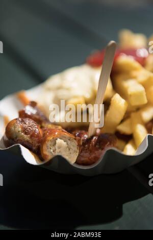 Il cibo è disponibile in grandi strutture per il tempo libero: Qui currywurst con trucioli dal bratwurst stand all'Olympiahalle nell'Olympiapark. [Traduzione automatizzata] Foto Stock