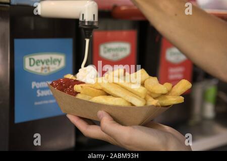 Il cibo è disponibile in grandi strutture per il tempo libero: Qui currywurst con trucioli dal bratwurst stand all'Olympiahalle nell'Olympiapark. [Traduzione automatizzata] Foto Stock