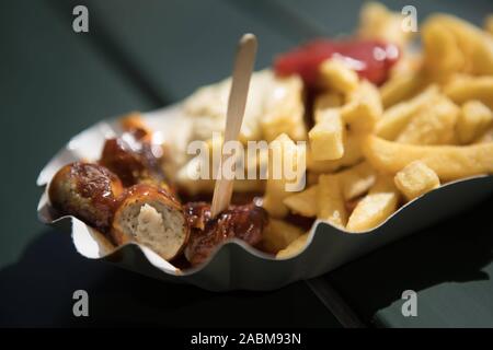 Il cibo è disponibile in grandi strutture per il tempo libero: Qui currywurst con trucioli dal bratwurst stand all'Olympiahalle nell'Olympiapark. [Traduzione automatizzata] Foto Stock