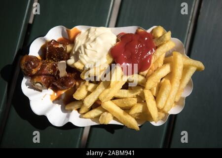 Il cibo è disponibile in grandi strutture per il tempo libero: Qui currywurst con trucioli dal bratwurst stand all'Olympiahalle nell'Olympiapark. [Traduzione automatizzata] Foto Stock