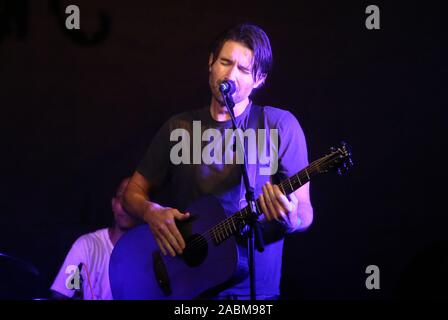 MALIBU, CA - 27 novembre: Brandon Jenner, a Shwayze Casa per le vacanze Live dal Malibu a Casa Escobar in Malibu, la California il 27 novembre 2019. Credit Faye Sadou/MediaPunch Foto Stock