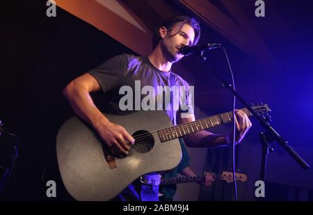 MALIBU, CA - 27 novembre: Brandon Jenner, a Shwayze Casa per le vacanze Live dal Malibu a Casa Escobar in Malibu, la California il 27 novembre 2019. Credit Faye Sadou/MediaPunch Foto Stock