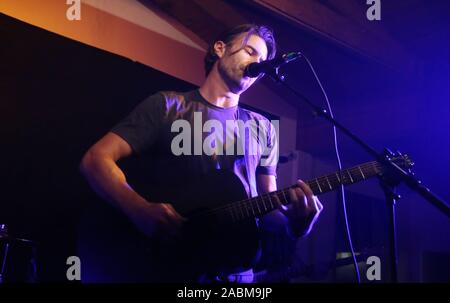 MALIBU, CA - 27 novembre: Brandon Jenner, a Shwayze Casa per le vacanze Live dal Malibu a Casa Escobar in Malibu, la California il 27 novembre 2019. Credit Faye Sadou/MediaPunch Foto Stock