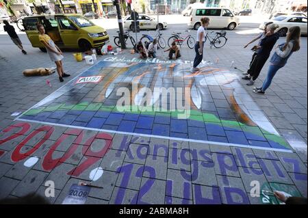 Di grande formato chalk art picture pubblicizza il Monaco di Baviera per la libertà in tutto il mondo "il venerdì per il futuro " la protezione del clima di dimostrazione 20.9.2019 su Odeonsplatz. [Traduzione automatizzata] Foto Stock