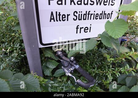 Bicicletta incarniti all'angolo Frauenlobstraße / Waltherstraße nel Isarvorstradt. [Traduzione automatizzata] Foto Stock