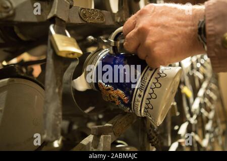 Bloccabile, numerati in cassaforte per i boccali da birra di ospiti abituali di Monaco di Baviera Hofbräuhaus al Platzl. [Traduzione automatizzata] Foto Stock