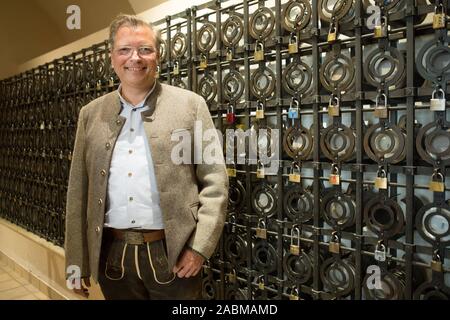 Il locatore Wolfgang Sperger davanti a un boccale di birra di sicuro il ripiano al Monaco di Baviera Hofbräuhaus. Il bloccabile, numerate cassaforte contengono le caraffe di birra degli ospiti regolari dell'Hofbräuhaus sulla Platzl. [Traduzione automatizzata] Foto Stock