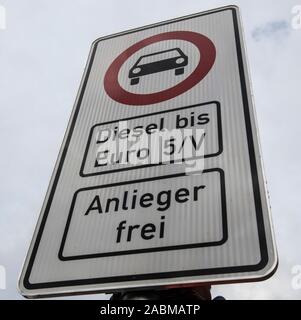 Berlino, Germania. 28 Nov, 2019. Uno dei primi segni che vieta l' uso di Disel in Mitte si blocca su un palo sulla Stromstraße. Credito: Paolo Zinken/dpa/Alamy Live News Foto Stock