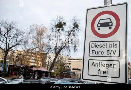 Berlino, Germania. 28 Nov, 2019. Uno dei primi segni che vieta l' uso di Disel in Mitte si blocca su un palo sulla Stromstraße. Credito: Paolo Zinken/dpa/Alamy Live News Foto Stock