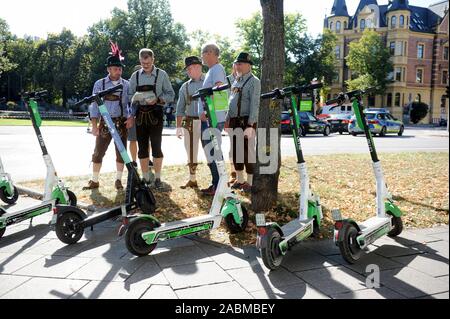 In ed intorno alla zona del Theresienwiese, l'e-scooter sono proibite durante l'Oktoberfest per motivi di sicurezza. [Traduzione automatizzata] Foto Stock