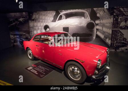 L'Italia, Torino: il Museo Nazionale dell'Automobile (Museo Nazionale dell'Automobile), MAUTO. Vista interna dell'edificio costruito nel 1932 e rinnovato i Foto Stock