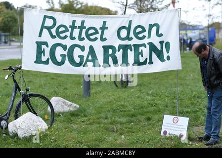 Informazione e dialogo in caso di annunciare lo sviluppo urbanistico e pianificazione del paesaggio della concorrenza per la Eggarten insediamento in Feldmoching. Nella foto, i residenti di protesta contro i nuovi piani di costruzione con un 'Salva l'Uovo Garden' banner. [Traduzione automatizzata] Foto Stock