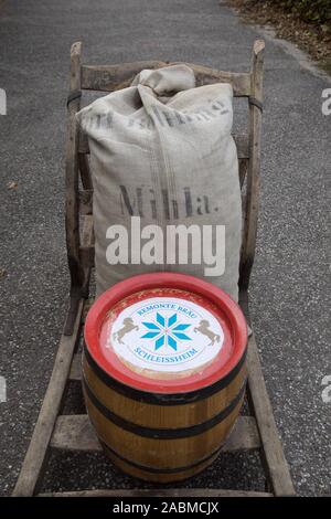 Sacco vecchio carrello con un barile di birra della birreria remoti cooperativa Bräu Schleißheim ad esempio in Wilhelmshof nel vecchio castello di Schleißheim in Oberschleißheim. [Traduzione automatizzata] Foto Stock