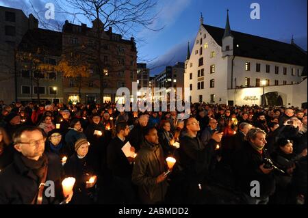 Preghiera per la pace di tutte le religioni davanti alla sinagoga ebraica a Jakobsplatz con diverse centinaia di Munichers dopo la furia di Halle. [Traduzione automatizzata] Foto Stock