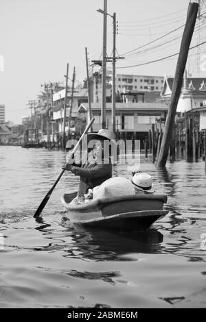 Vendita donna dalla sua lunga coda di barca fluviale, Bangkok, Thailandia Foto Stock