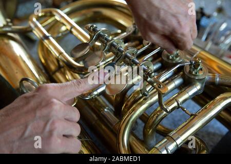 Ottone E Strumenti A Fiato Strumenti Musicali Tecnico Di Riparazione In Officina Foto Stock Alamy