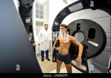 Presentazione della Germania prima del 3D full-body scanner nel dipartimento di canto, la plastica e la chirurgia estetica all'ospedale universitario di Monaco di Baviera in Pettenkoferstraße. La foto mostra il prof. Il dott. Riccardo Giunta, Direttore del Dipartimento di Chirurgia Plastica con un modello. [Traduzione automatizzata] Foto Stock