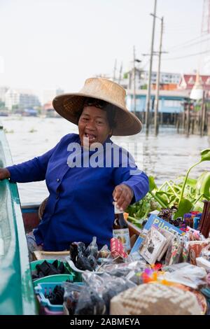 Vendita donna dalla sua lunga coda di barca fluviale, Bangkok, Thailandia Foto Stock