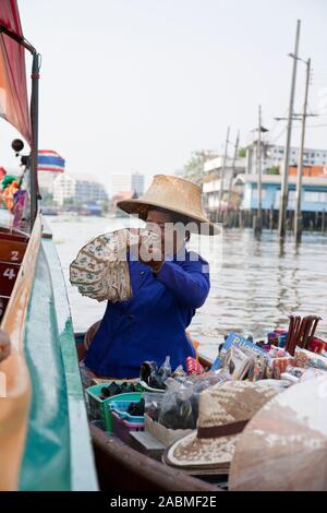 Vendita donna dalla sua lunga coda di barca fluviale, Bangkok, Thailandia Foto Stock
