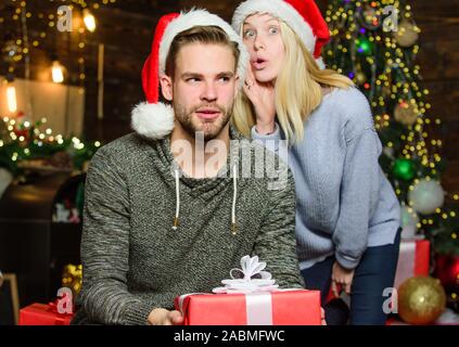 Storia d'amore. Lo shopping d'inverno le vendite. L uomo e la donna a parte. matura in amore red santa hat. famiglia festeggiare il nuovo anno. Attendere per il regalo di natale e presente. amare giovane ritratto. Buon Natale. Foto Stock