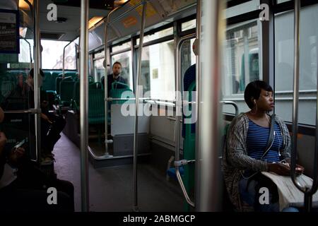 Passeggeri di un autobus che viaggiano, Parigi, Francia Foto Stock
