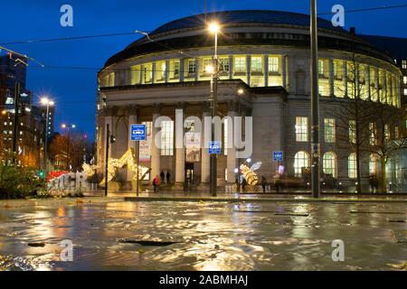 L'esterno della Biblioteca Centrale di Manchester con riflessi nella piscina d'acqua di notte. Piazza San Pietro Foto Stock