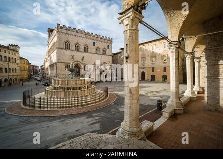 Perugia. L'Italia. La centrale Piazza IV Novembre, con il Palazzo dei Priori e Fontana Maggiore. Il Palazzo dei Priori (1293-1443) ospita il Comun Foto Stock