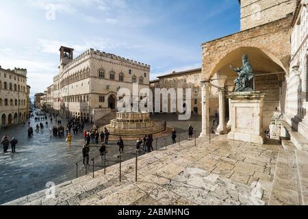 Perugia. L'Italia. La centrale Piazza IV Novembre, Corso Pietro Vannucci, il Palazzo dei Priori (sinistra), Fontana Maggiore (centro) e la Cattedrale di San Foto Stock