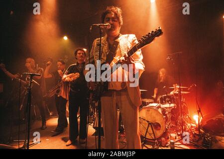 Copenhagen, Danimarca. 11th, ottobre 2019. La internazionale anima psichedelica band King Khan e i Santuari esegue un concerto dal vivo di Alice in Copenhagen. Qui il cantante, musicista e frontman re Khan è visto dal vivo sul palco. (Photo credit: Gonzales foto - Mathias Kristensen). Foto Stock