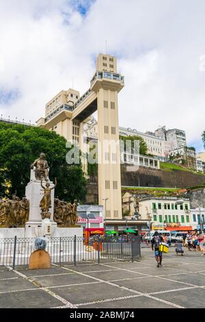 Salvador de Bahia, Brasile, - circa nel settembre 2019: una vista di Lacerda ascensore da Visconde de Cairu square Foto Stock