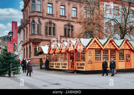 Heidelberg, Germania - Settembre 2019: grande stand di vendita in piccoli capannoni in legno come parte del tradizionale mercatino di Natale in piazza universiry in città Foto Stock